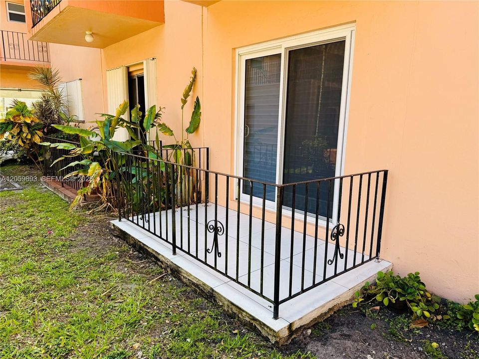 For Rent: $2,500 (2 beds, 2 baths, 977 Square Feet)