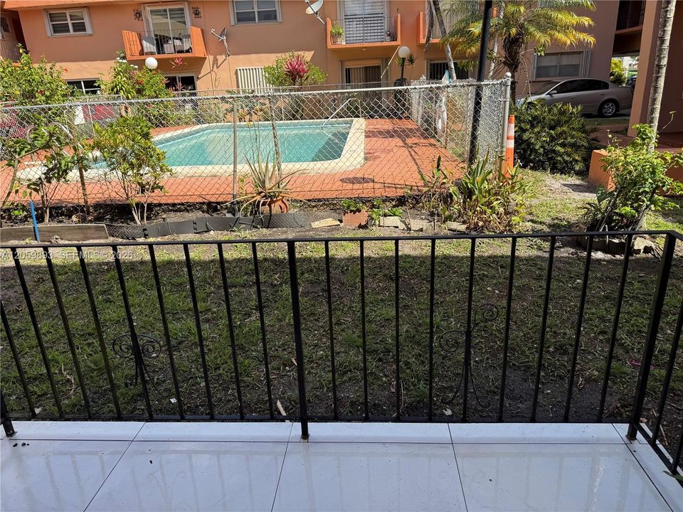 For Rent: $2,500 (2 beds, 2 baths, 977 Square Feet)