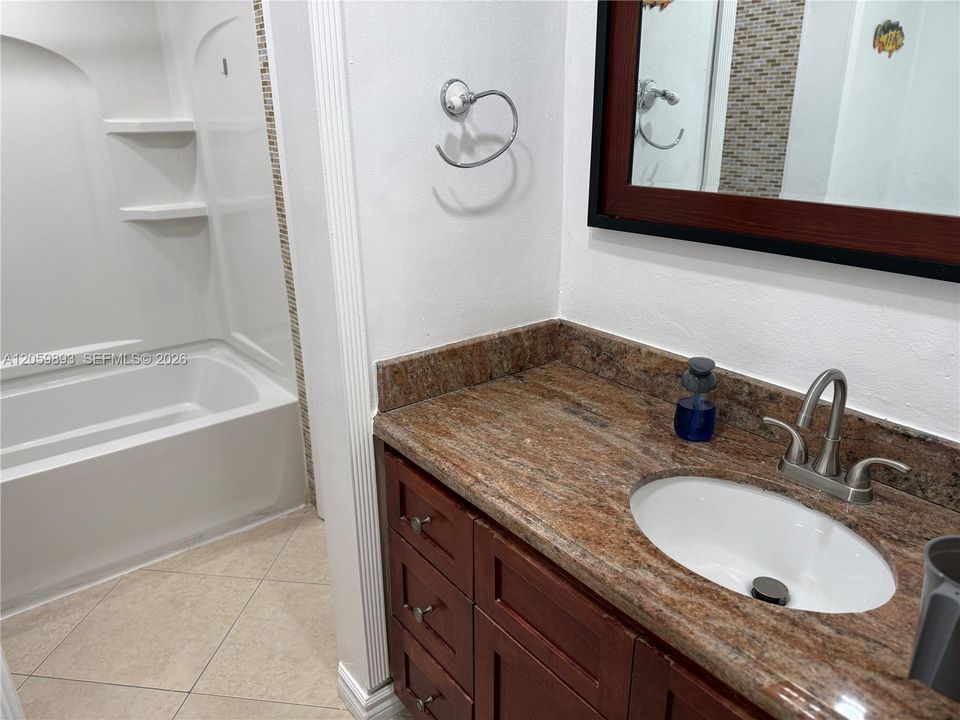 For Rent: $2,500 (2 beds, 2 baths, 977 Square Feet)