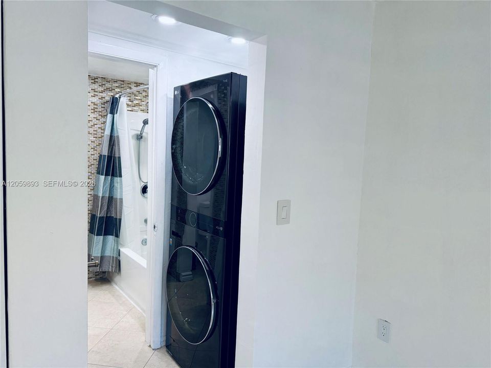 For Rent: $2,500 (2 beds, 2 baths, 977 Square Feet)