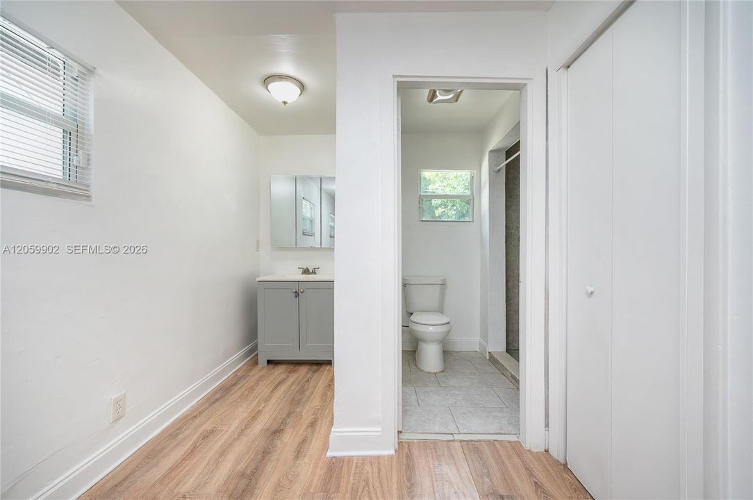В аренду: $1,900 (1 спален, 2 ванн, 2414 Квадратных фут)