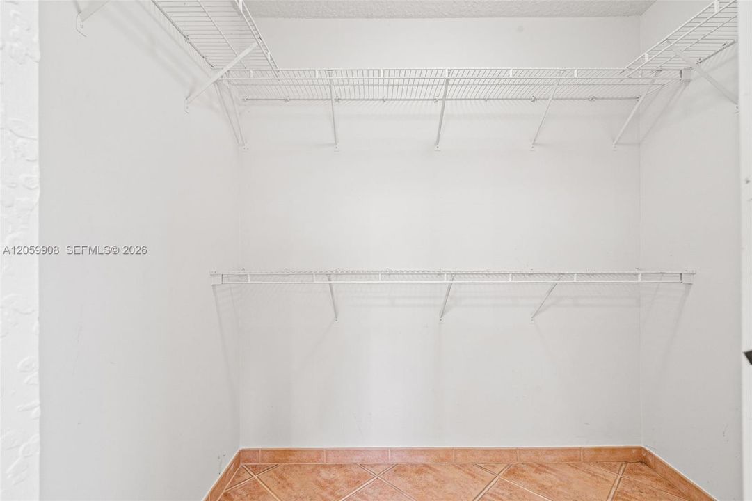 На продажу: $699,900 (3 спален, 2 ванн, 1705 Квадратных фут)