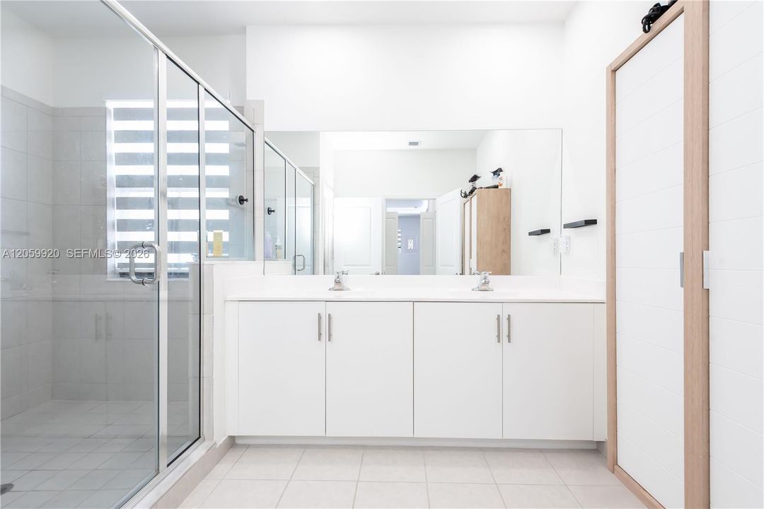 En Venta: $730,000 (5 camas, 3 baños, 2640 Pies cuadrados)