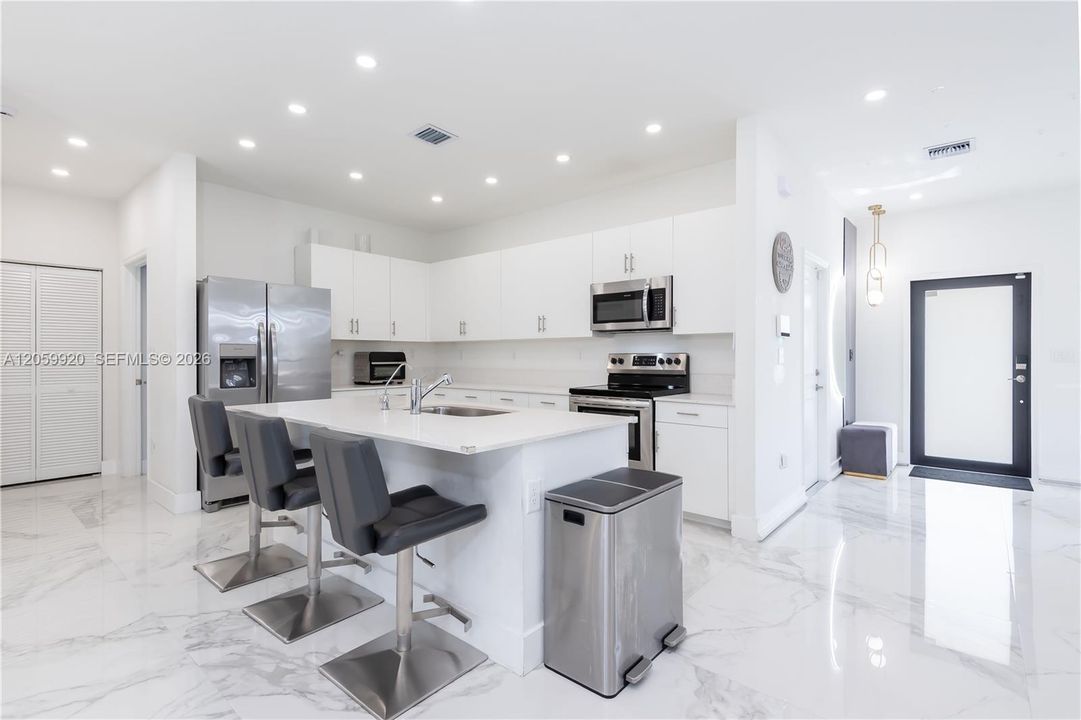 En Venta: $730,000 (5 camas, 3 baños, 2640 Pies cuadrados)
