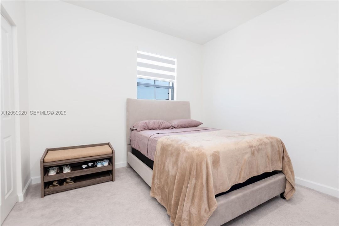 En Venta: $730,000 (5 camas, 3 baños, 2640 Pies cuadrados)