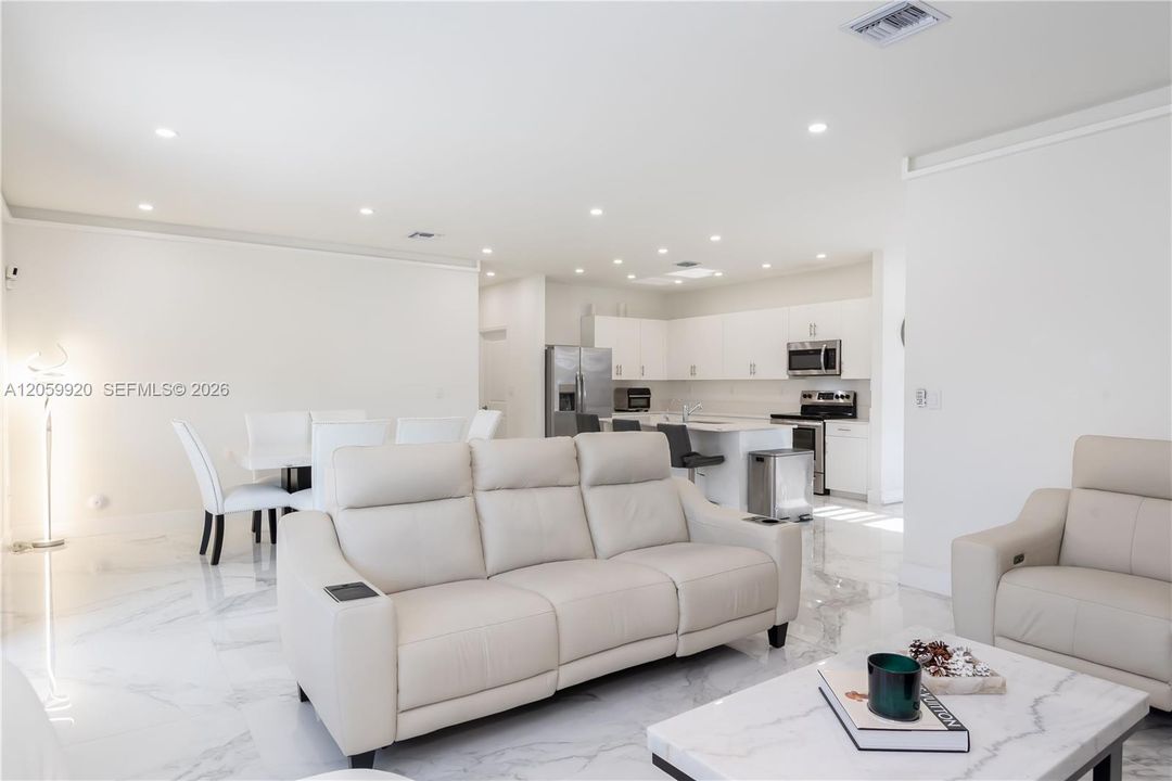 En Venta: $730,000 (5 camas, 3 baños, 2640 Pies cuadrados)