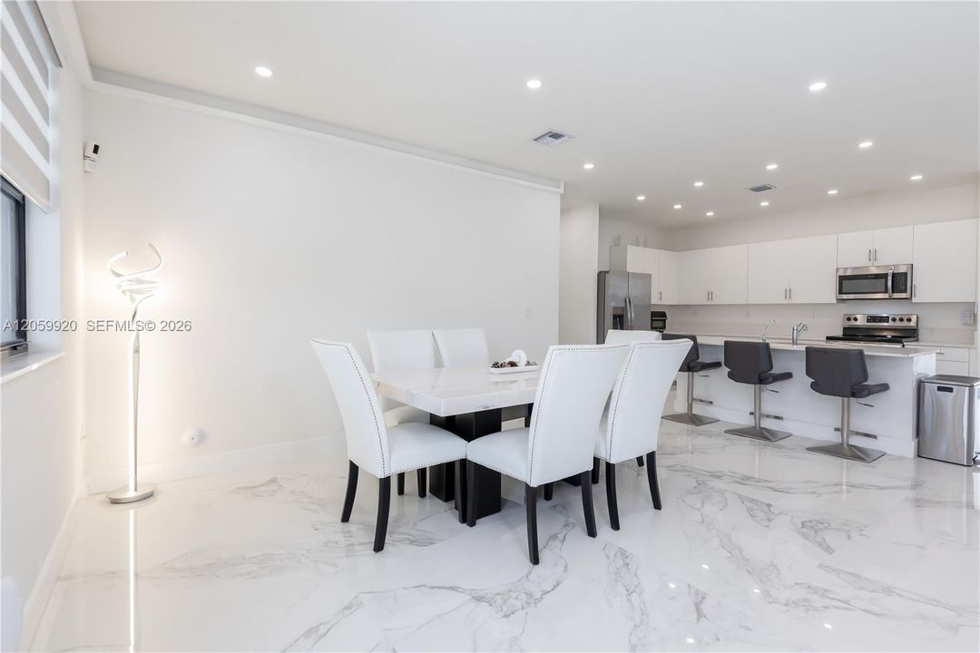 En Venta: $730,000 (5 camas, 3 baños, 2640 Pies cuadrados)
