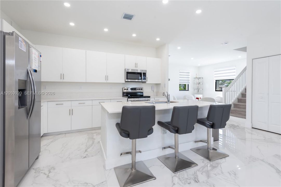 En Venta: $730,000 (5 camas, 3 baños, 2640 Pies cuadrados)