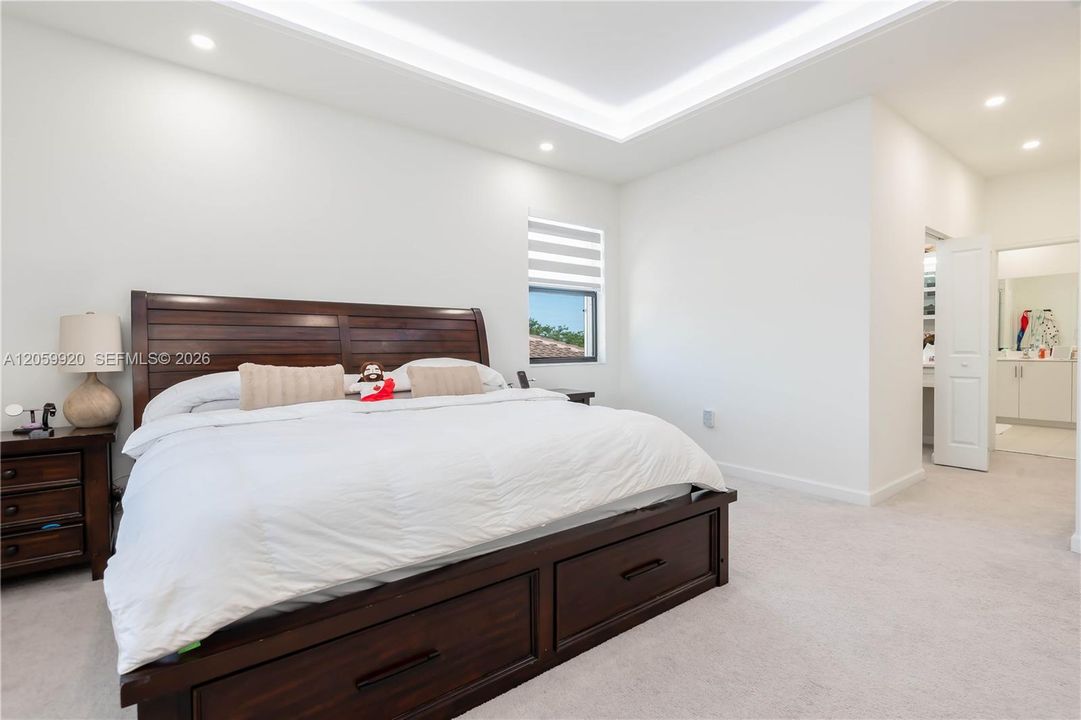 En Venta: $730,000 (5 camas, 3 baños, 2640 Pies cuadrados)