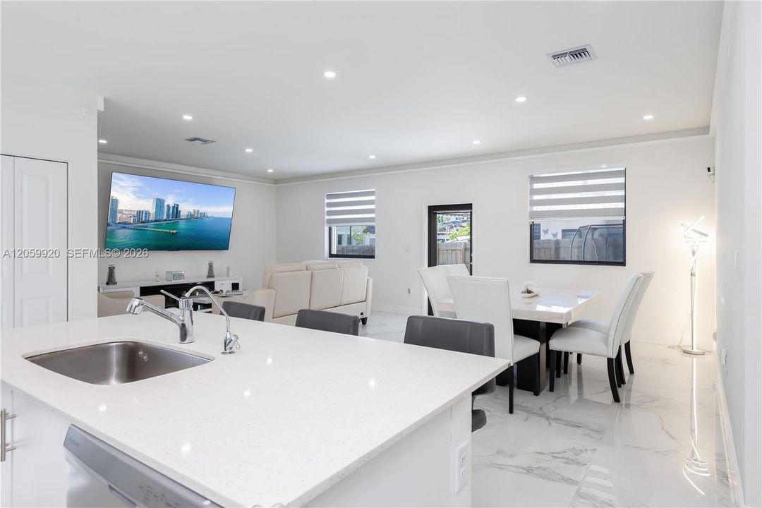En Venta: $730,000 (5 camas, 3 baños, 2640 Pies cuadrados)