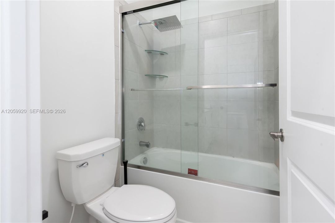 En Venta: $730,000 (5 camas, 3 baños, 2640 Pies cuadrados)