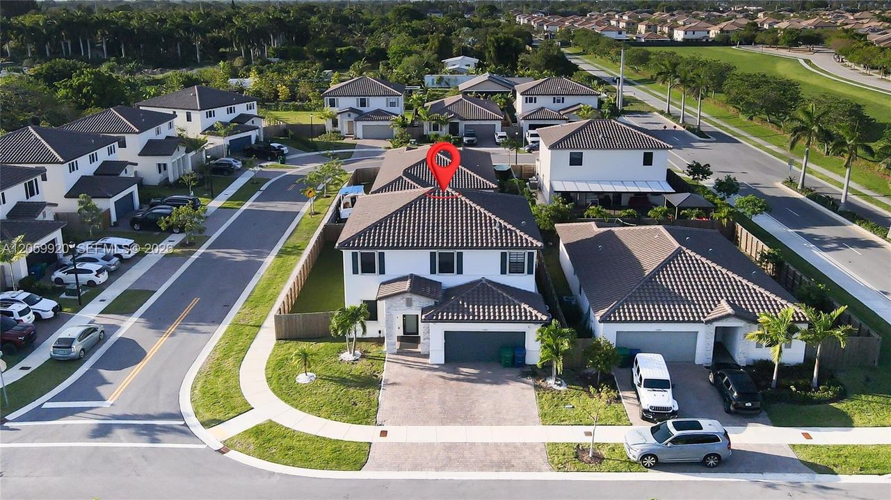 En Venta: $730,000 (5 camas, 3 baños, 2640 Pies cuadrados)