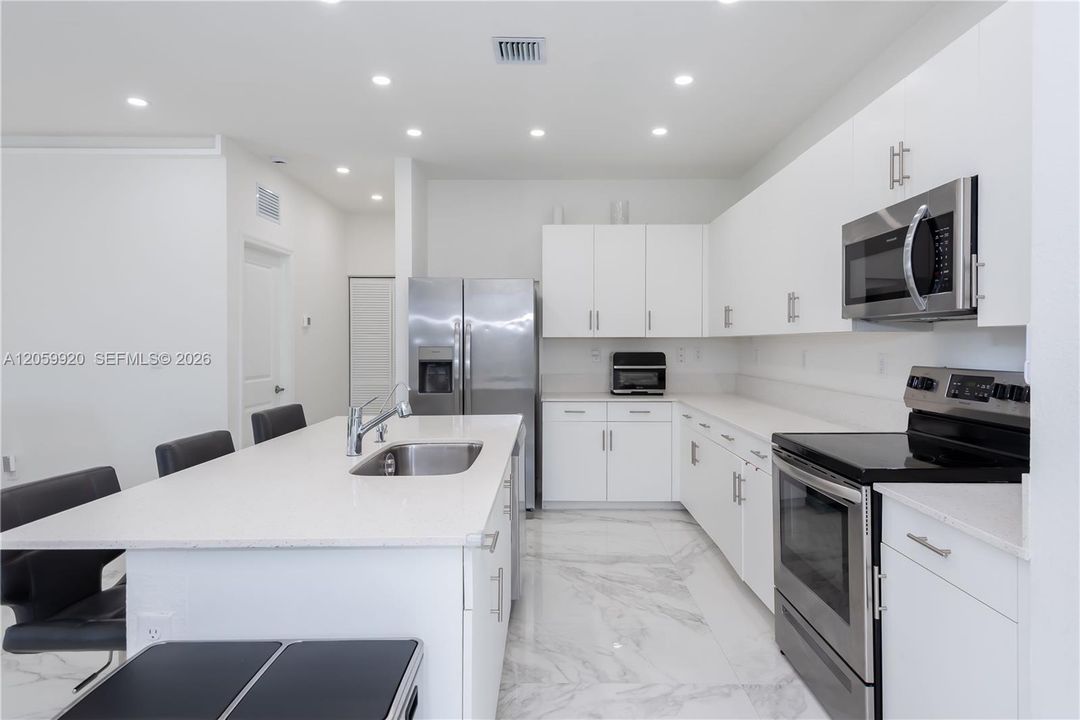 En Venta: $730,000 (5 camas, 3 baños, 2640 Pies cuadrados)