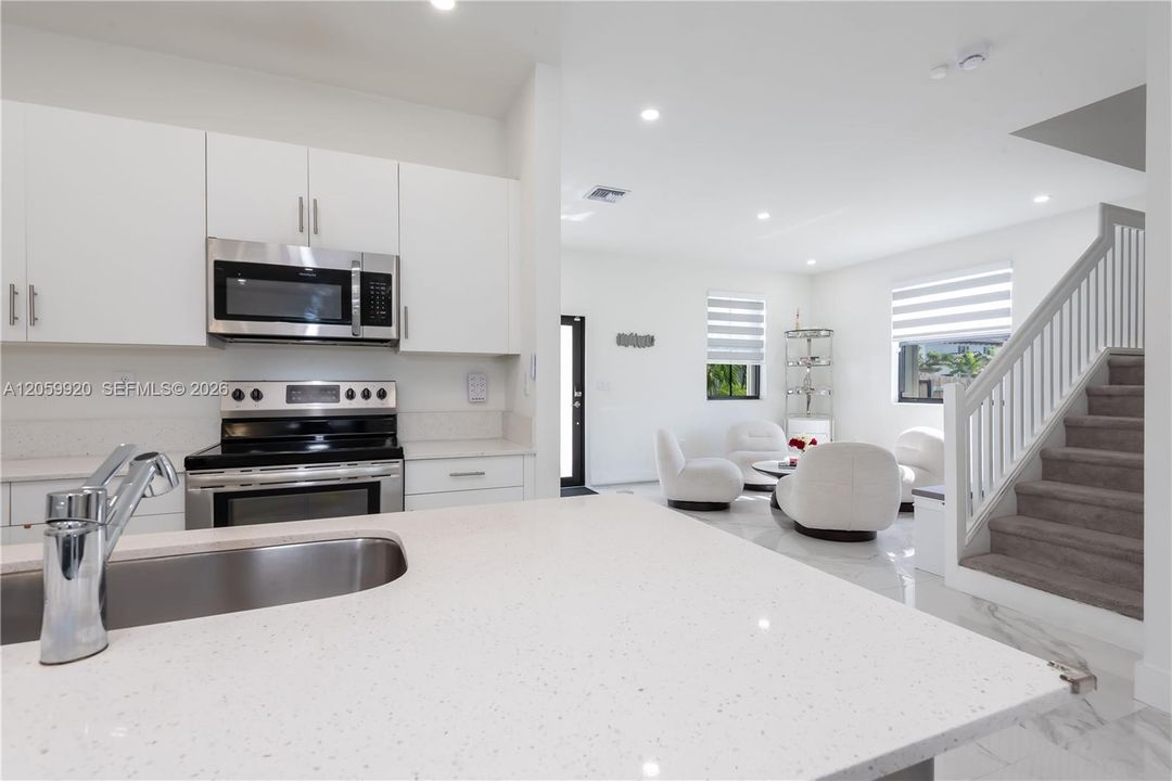 En Venta: $730,000 (5 camas, 3 baños, 2640 Pies cuadrados)