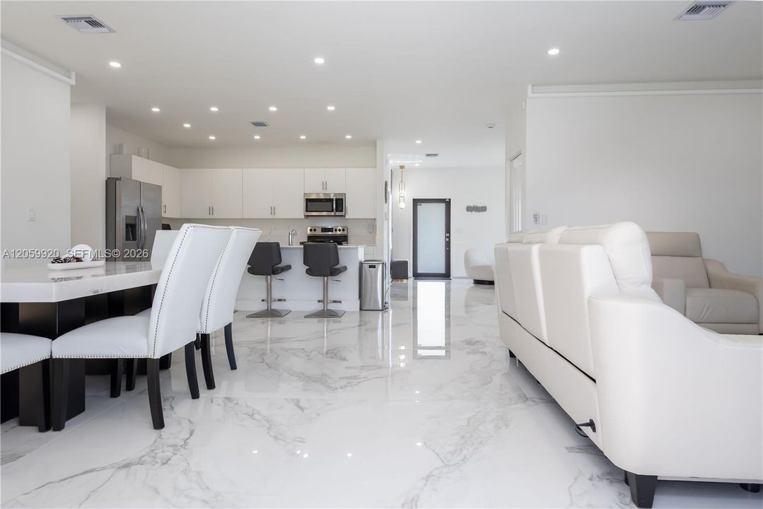 En Venta: $730,000 (5 camas, 3 baños, 2640 Pies cuadrados)