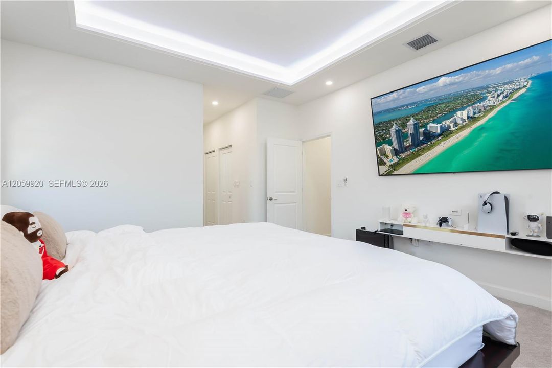 En Venta: $730,000 (5 camas, 3 baños, 2640 Pies cuadrados)
