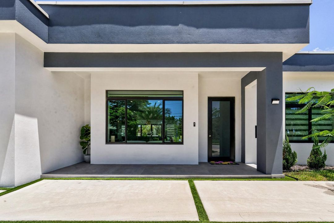 003-022-Front Entry Detail-1500x1000