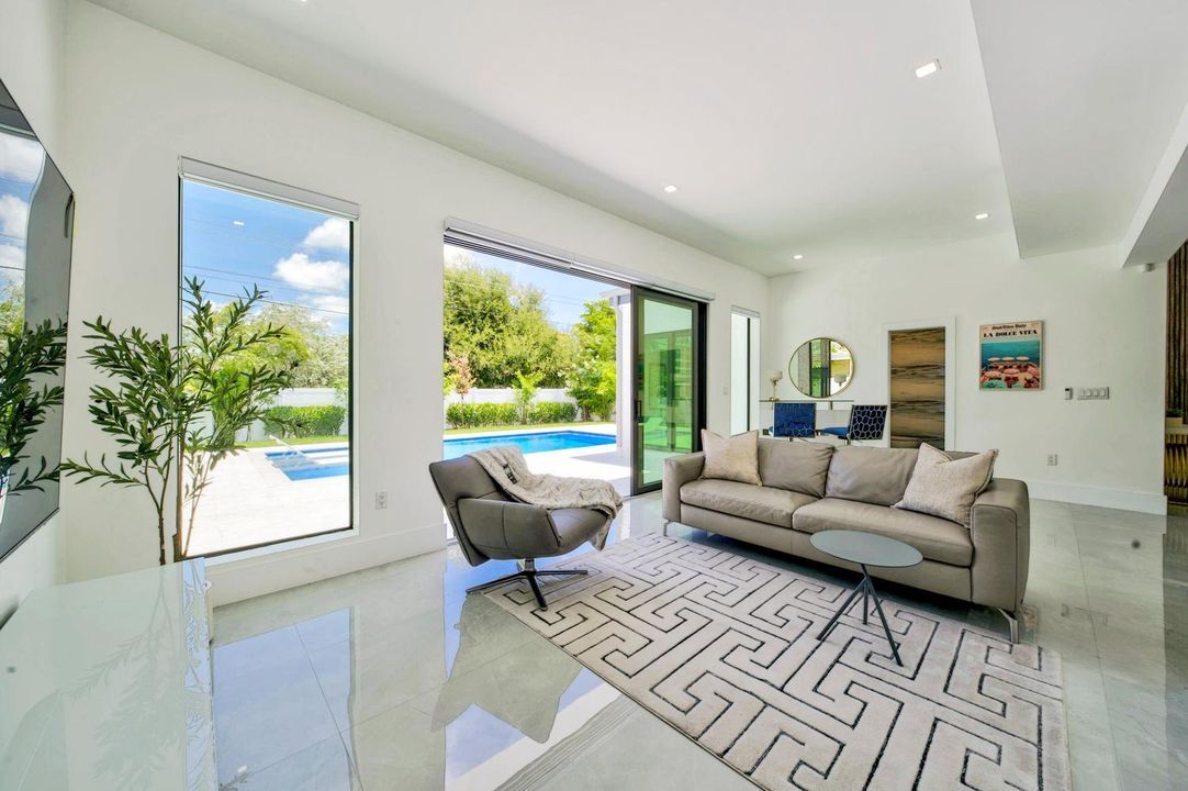 068-084-Family Room-1500x999