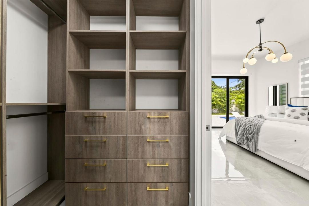 064-057-Primary Closet-1500x1000