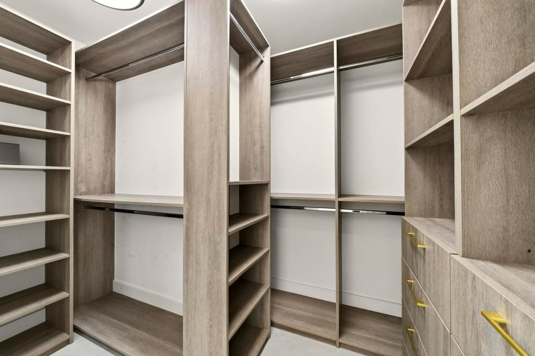 065-061-Primary Closet-1500x1000