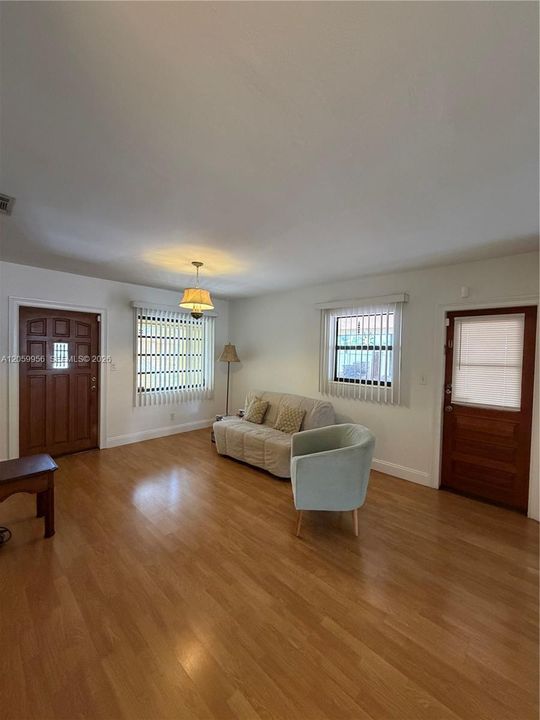 В аренду: $2,900 (3 спален, 1 ванн, 950 Квадратных фут)