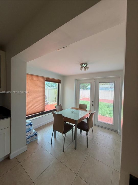 В аренду: $2,900 (3 спален, 1 ванн, 950 Квадратных фут)