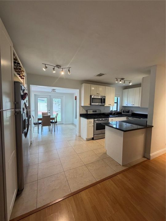 В аренду: $2,900 (3 спален, 1 ванн, 950 Квадратных фут)