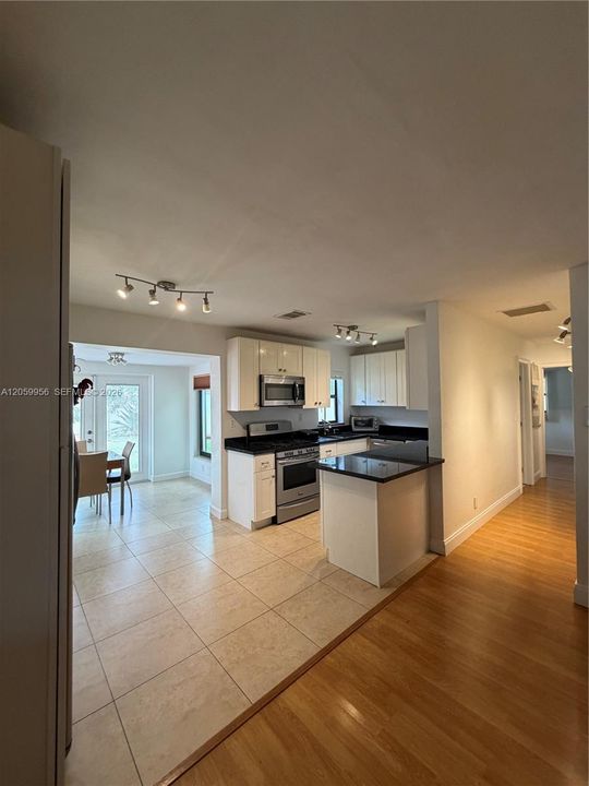 В аренду: $2,900 (3 спален, 1 ванн, 950 Квадратных фут)