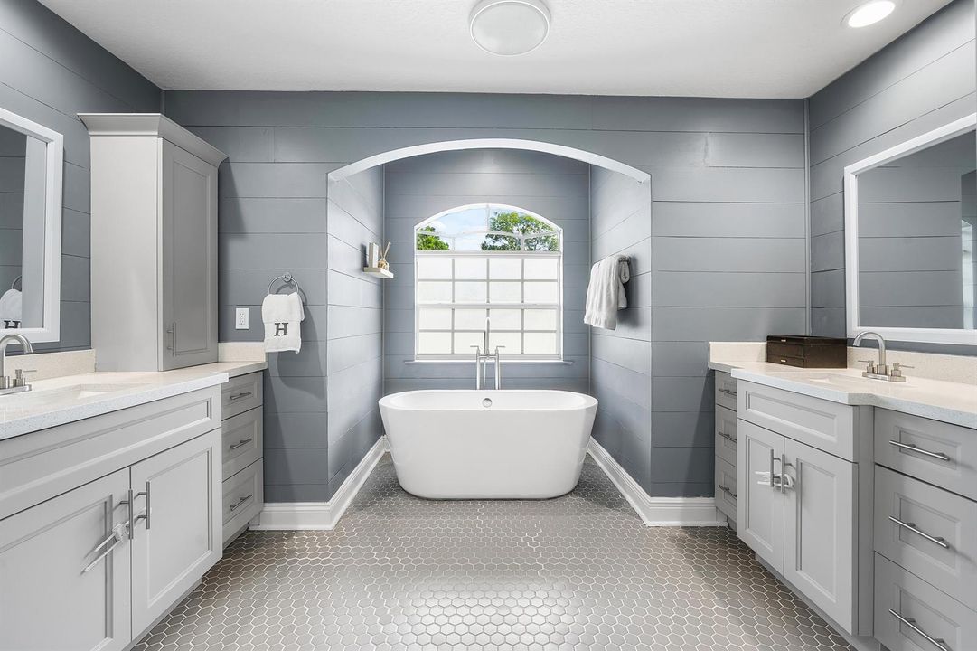 primary/suite bathroom