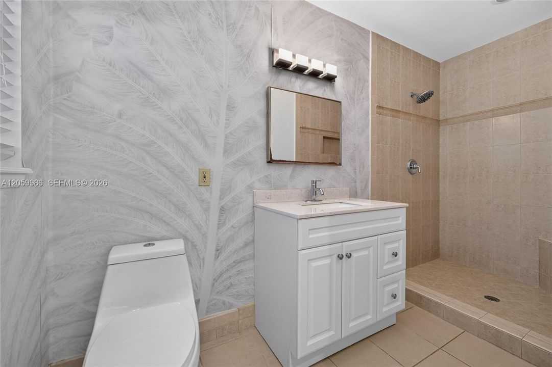 Shower in the mainbathroom