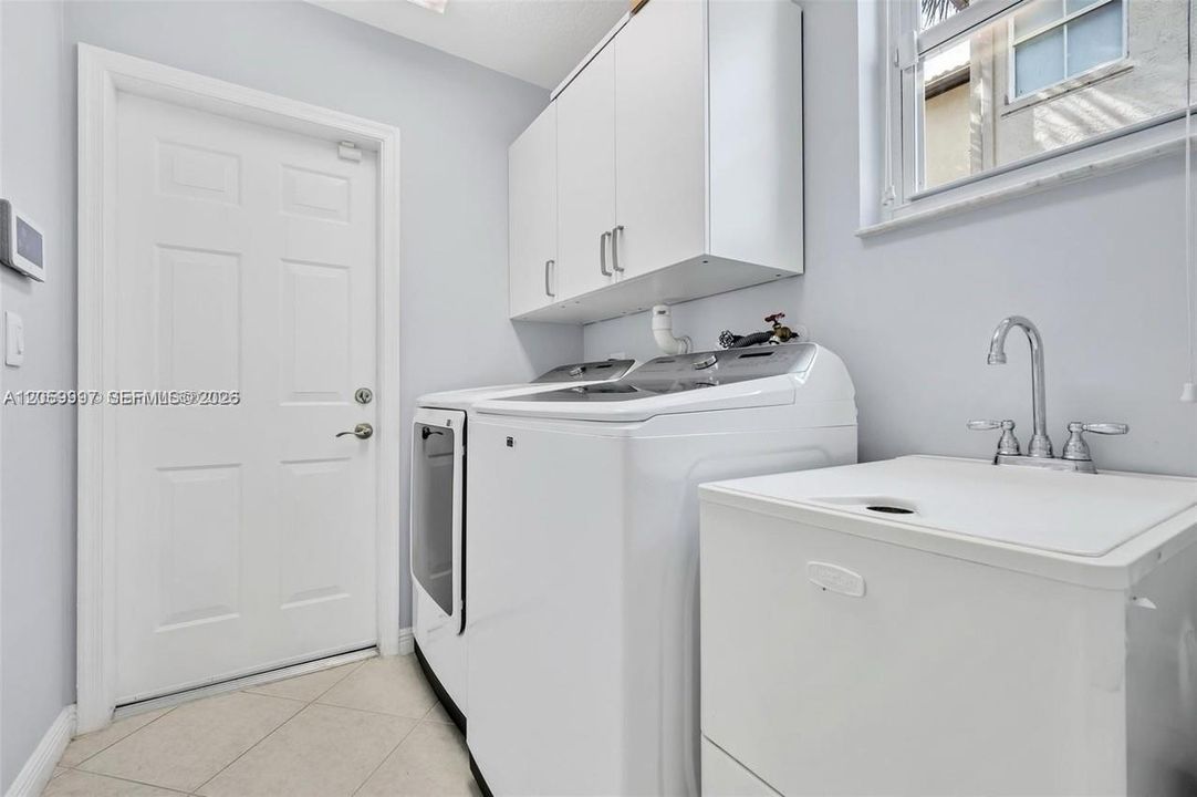 En Venta: $699,000 (4 camas, 2 baños, 2180 Pies cuadrados)