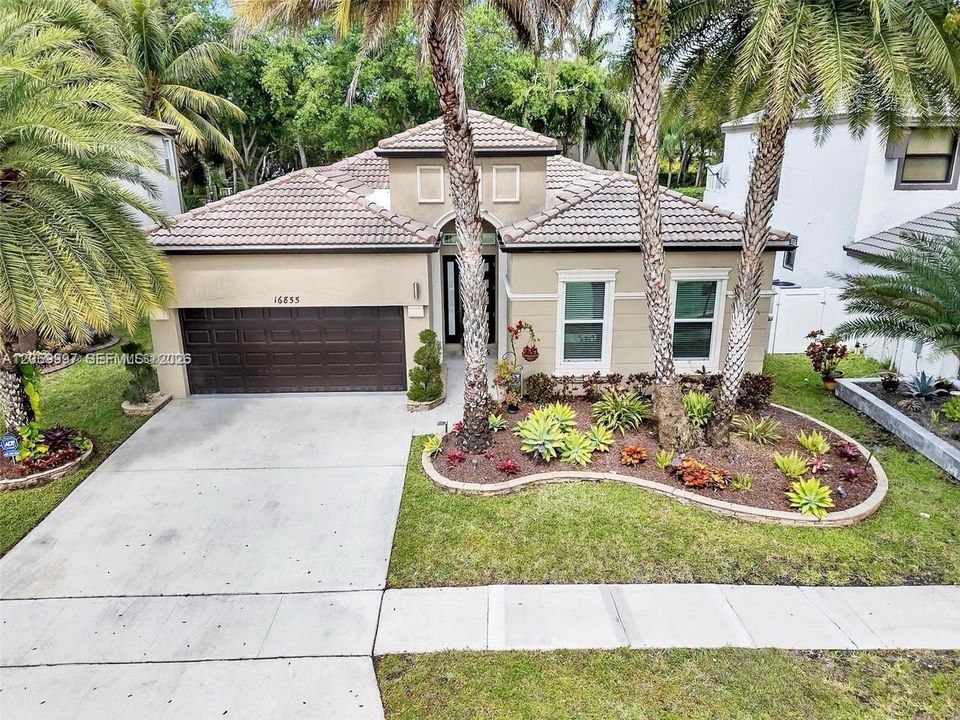 En Venta: $699,000 (4 camas, 2 baños, 2180 Pies cuadrados)