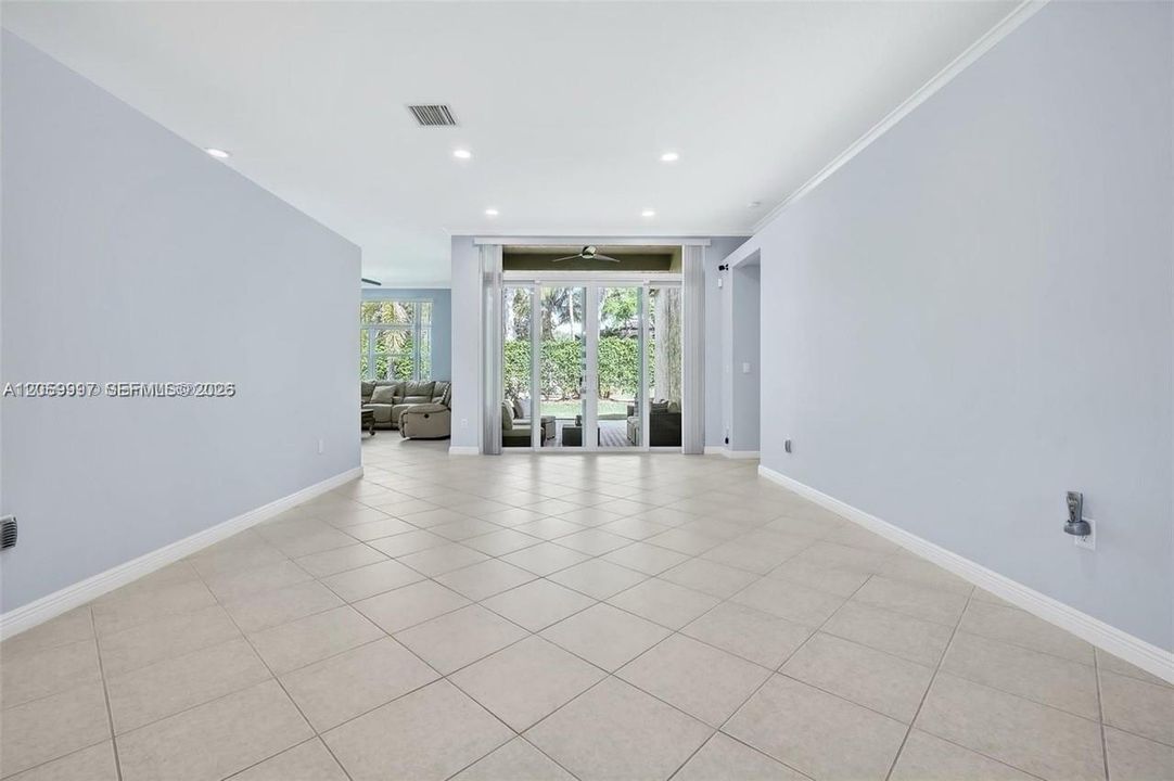 En Venta: $699,000 (4 camas, 2 baños, 2180 Pies cuadrados)