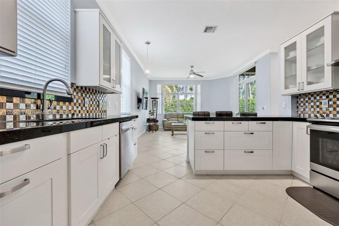 En Venta: $699,000 (4 camas, 2 baños, 2180 Pies cuadrados)