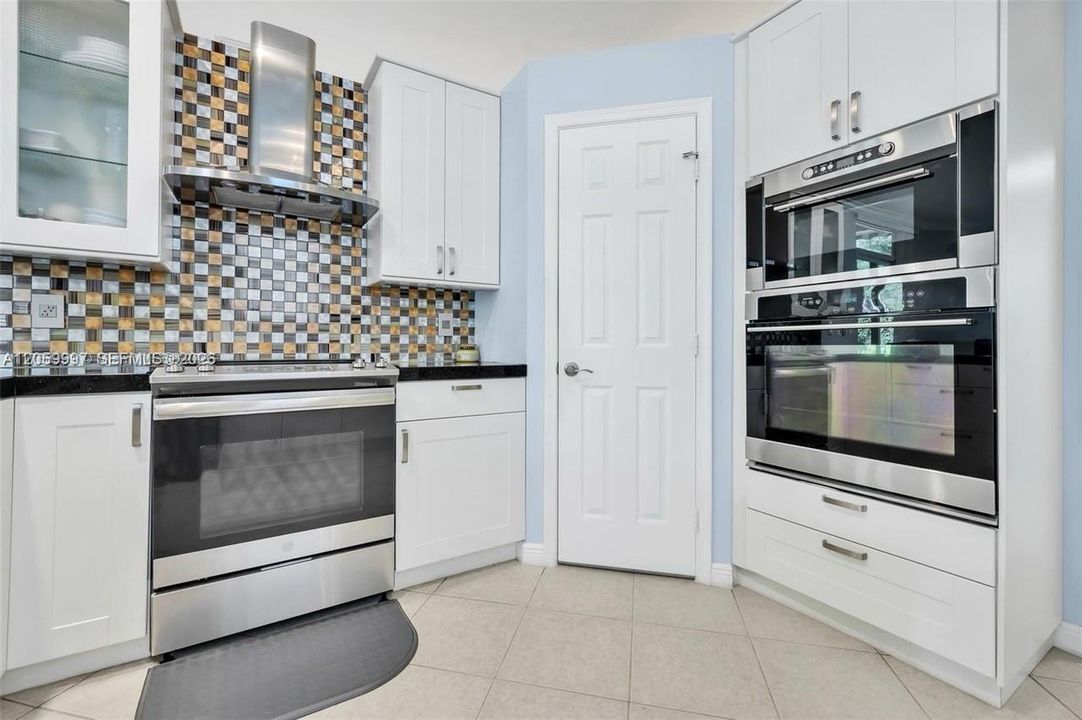 En Venta: $699,000 (4 camas, 2 baños, 2180 Pies cuadrados)