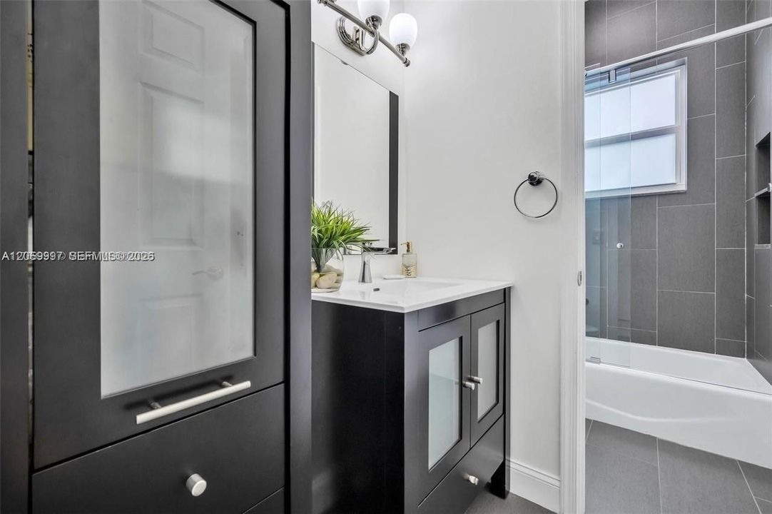 En Venta: $699,000 (4 camas, 2 baños, 2180 Pies cuadrados)