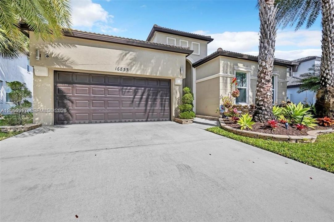 En Venta: $699,000 (4 camas, 2 baños, 2180 Pies cuadrados)