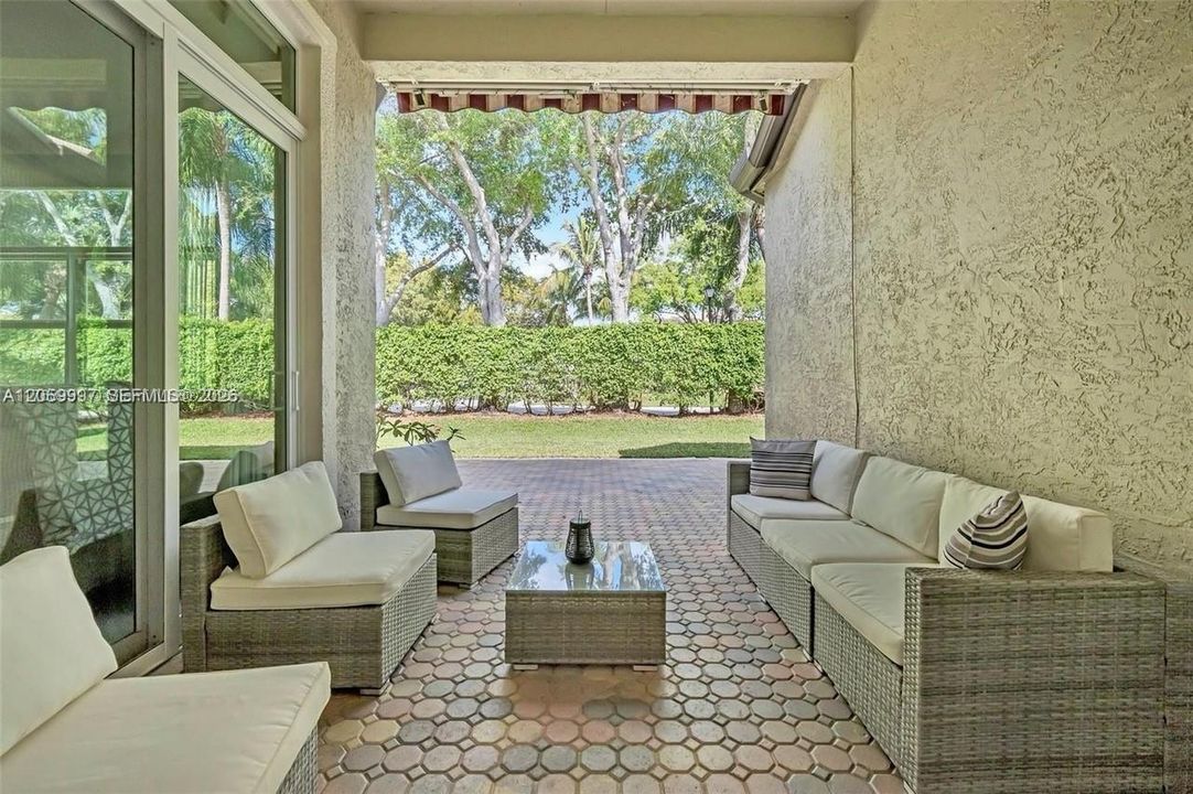 En Venta: $699,000 (4 camas, 2 baños, 2180 Pies cuadrados)