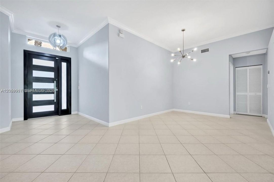 En Venta: $699,000 (4 camas, 2 baños, 2180 Pies cuadrados)
