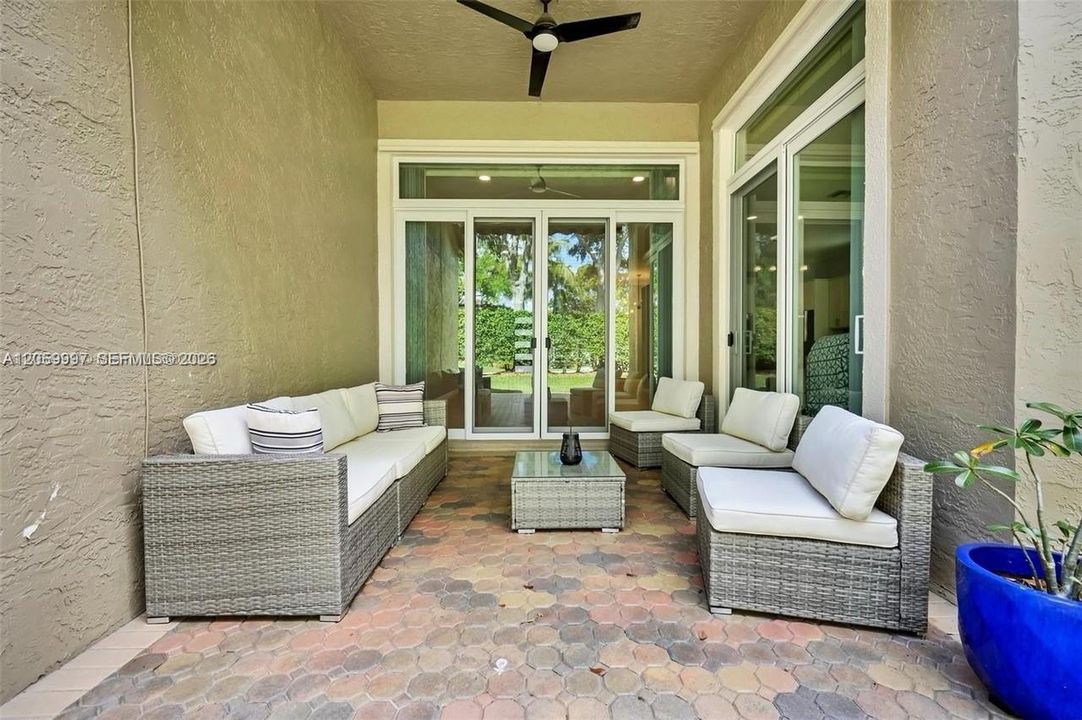 En Venta: $699,000 (4 camas, 2 baños, 2180 Pies cuadrados)