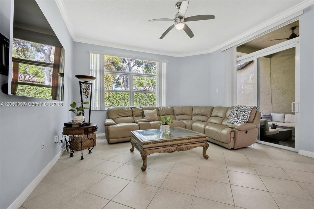 En Venta: $699,000 (4 camas, 2 baños, 2180 Pies cuadrados)