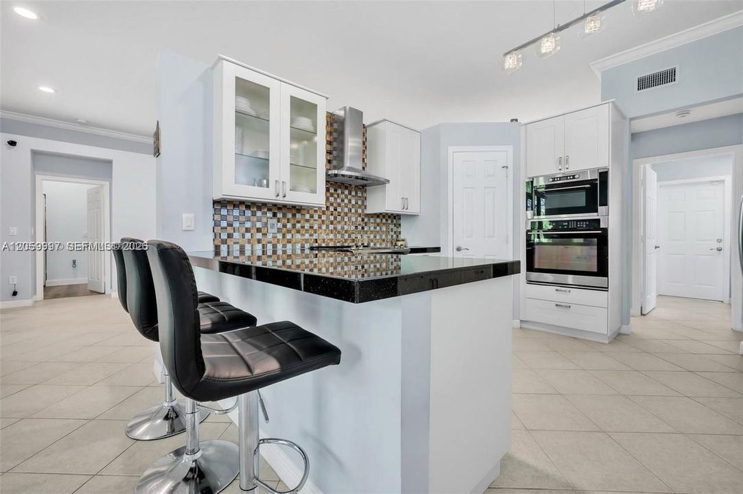 En Venta: $699,000 (4 camas, 2 baños, 2180 Pies cuadrados)