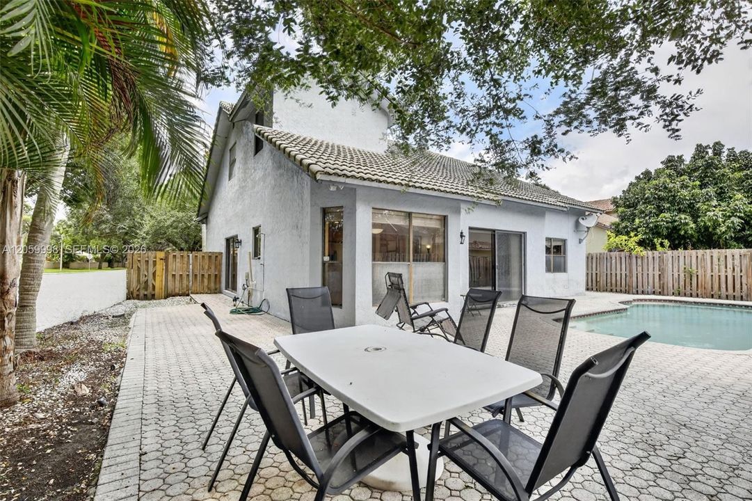 En Venta: $843,000 (4 camas, 3 baños, 2524 Pies cuadrados)