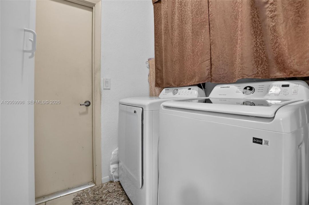 En Venta: $843,000 (4 camas, 3 baños, 2524 Pies cuadrados)