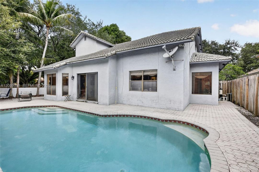 En Venta: $843,000 (4 camas, 3 baños, 2524 Pies cuadrados)