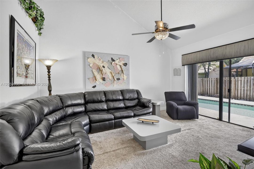 En Venta: $843,000 (4 camas, 3 baños, 2524 Pies cuadrados)