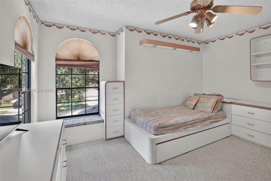 En Venta: $843,000 (4 camas, 3 baños, 2524 Pies cuadrados)