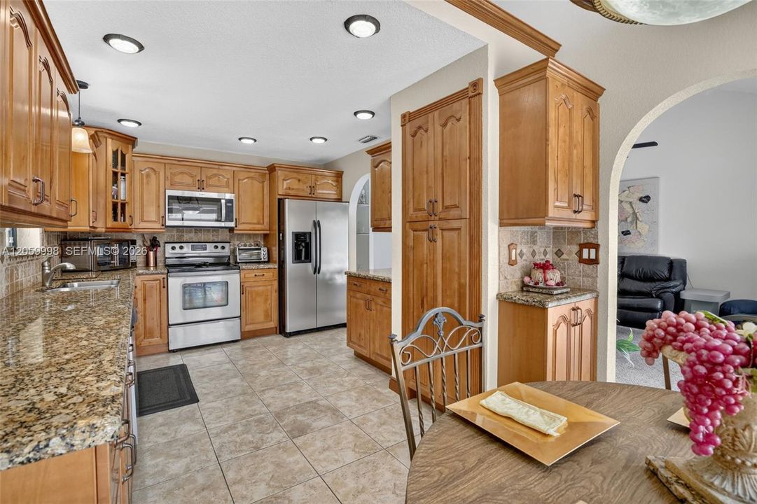 En Venta: $843,000 (4 camas, 3 baños, 2524 Pies cuadrados)