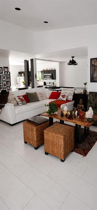 En Venta: $765,000 (3 camas, 2 baños, 1938 Pies cuadrados)
