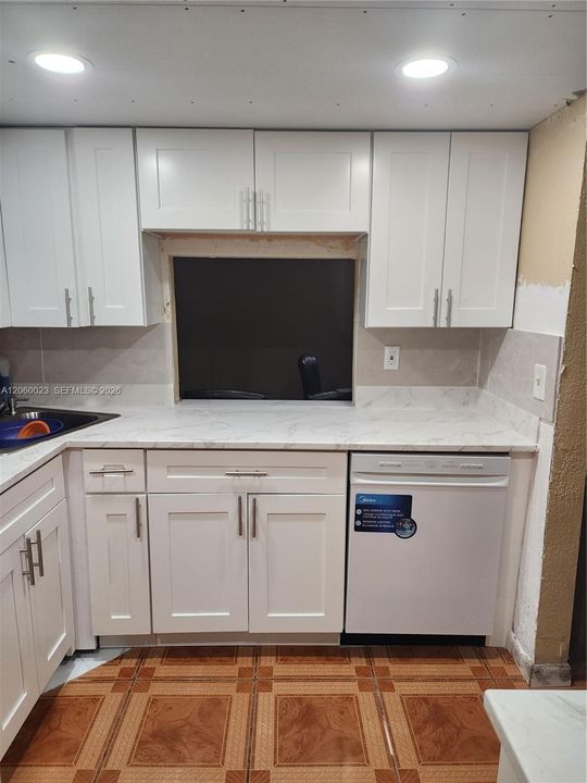 В аренду: $3,000 (4 спален, 2 ванн, 1704 Квадратных фут)